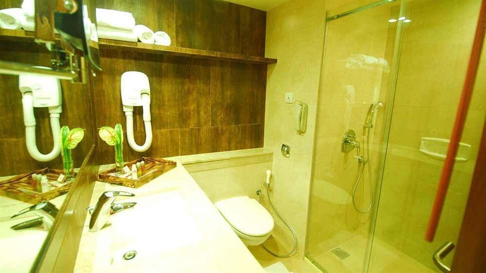 Sai Palace Hotel Mumbai  Buitenkant foto