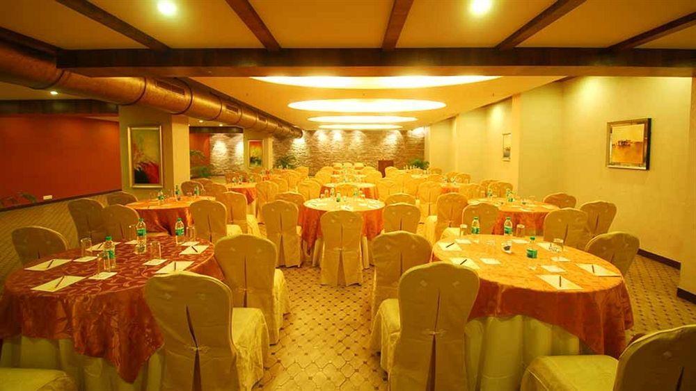 Sai Palace Hotel Mumbai  Buitenkant foto